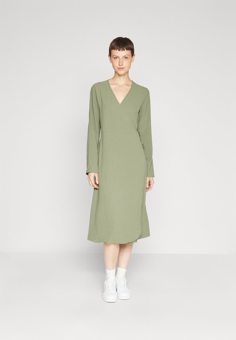 VILA VILOVIE NEW WRAP MIDI DRESS - Φόρεμα ημέρας - four leaf clover