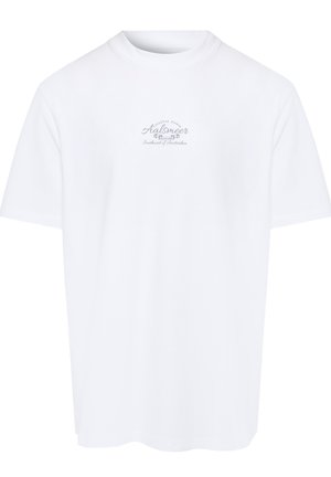 Hvid T-shirt med korte ærmer og lille centreret tekst på brystet, der lyder "Kystby Aalsmeer sydvest for Amsterdam".