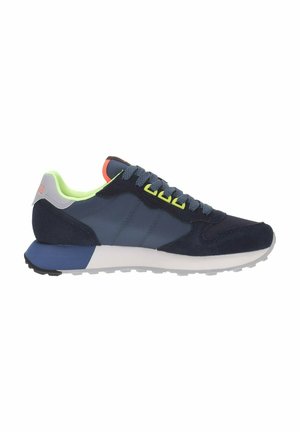Scarpa sportiva blu navy con fodera interna verde chiaro, linguetta posteriore grigia, dettaglio arancione sulla lingua e suola bianca con accenti blu e neri.