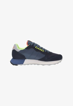 Scarpa sportiva blu navy con fodera interna verde chiaro, linguetta posteriore grigia, dettaglio arancione sulla lingua e suola bianca con accenti blu e neri.