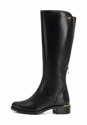Carmela Botas - black