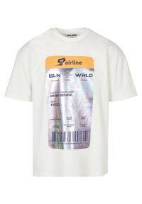 Hvit bomulls T-skjorte med et stort holografisk flybillettgrafikk, med trykt tekst og en strekkode nederst.