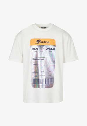 Hvid bomulds T-shirt med et stort holografisk flybilletgrafik, med trykt tekst og en stregkode nederst.
