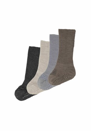 Vier Paare rutschfester Socken in Dunkelgrau, Beige, Hellgrau und Braun, nebeneinander auf weißem Hintergrund dargestellt.