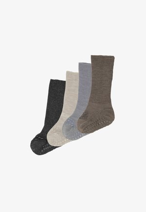 Quatre paires de chaussettes antidérapantes en gris foncé, beige, gris clair et marron, présentées côte à côte sur un fond blanc.