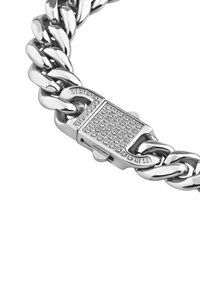 Silberner Metallkettenarmband mit klobigen Gliedern, ausgestattet mit einem Verschluss, der mit klaren Strasssteinen verziert ist und zusätzlichen Detail und Glanz verleiht.