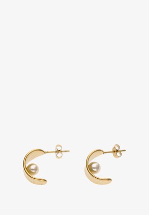 Gouden oorbellen met een gebogen ontwerp en een centrale witte parel. Voorzien van een stud sluiting voor een veilige bevestiging. Gladde textuur, eenvoudige elegantie.