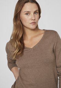 VILA VIRIL V-NECK NOOS - Striktrøje - walnut