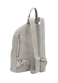 Grauer Leder-Rucksack mit runder Form, verstellbaren Riemen, Seitentaschen und einer Schnallenverzierung an der Unterseite für zusätzlichen Halt.