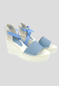 Espadrilles en cuña azules con una correa plana y suave en la punta y suela de yute trenzado. Parte superior de lona texturizada con correas de tobillo ajustables.