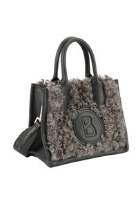 Borsa a mano nera in pelle con texture in pelliccia grigia ricciola, manici corti e un accento con logo circolare impressa. Presenta una tracolla rimovibile.
