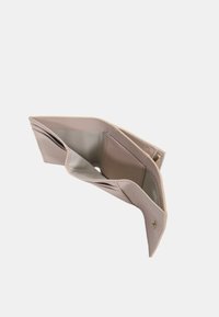 Portafoglio rosa chiaro con esterno testurizzato, numerosi scomparti per carte e fodera interna liscia. Design aperto con un principale scomparto.