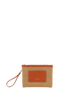 Petit clutch rectangulaire tissé avec une sangle de poignet en cuir fauve et un patch à l'avant, sécurisé par une fermeture éclair dorée en haut.