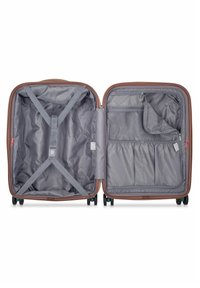 Valigia rigida marrone con interno grigio, dotata di cinghie incrociate e scomparti divisi per l'organizzazione, montata su ruote per la mobilità.