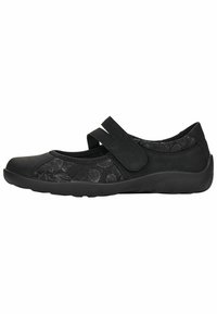 Schwarze Mary Jane-Schuhe mit einer strukturierten Oberseite, die ein Blumenmuster aufweist, verstellbarem Riemen und einer flexiblen Gummisohle.