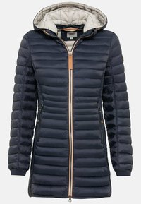 Marineblauwe pufferjack met een capuchon, voorzien van een gestikt ontwerp, een voorkant met ritssluiting, bruine leren accenten en zijzakken.