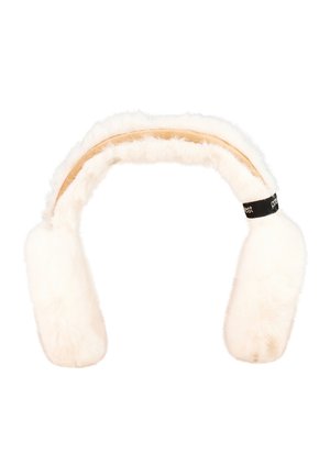 Witte pluizige oorwarmers met een zachte bruine binnenband en een zwart label aan één kant tegen een witte achtergrond.