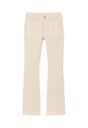 Pantalon beige avec jambe légèrement évasée, deux poches plaquées à l'avant, passants pour ceinture et fermeture à double bouton à la taille.