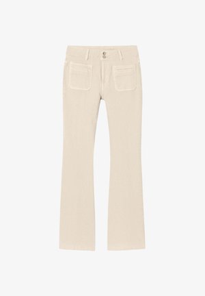 Pantalon beige avec jambe légèrement évasée, deux poches plaquées à l'avant, passants pour ceinture et fermeture à double bouton à la taille.