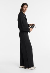 OYSHO SOFT-TOUCH WIDE-LEG WITH BUTTONS - Spodnji deli trenirk - black
