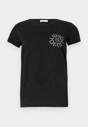 T-shirt in cotone nero con maniche corte e scollatura rotonda. Presenta una grafica di strass metallici sull'area del petto sinistro.