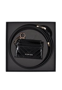 Černý lakovaný kožený dokladník s diamantovým prošíváním, vybavený hladkým černým popruhem se zlatým kováním, předložený v krabici.