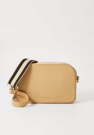 Borsa a tracolla in pelle color tan con forma arrotondata, dotata di una tracolla a strisce nere e crema e dettagli in metallo dorato. Logo impresso sul davanti.