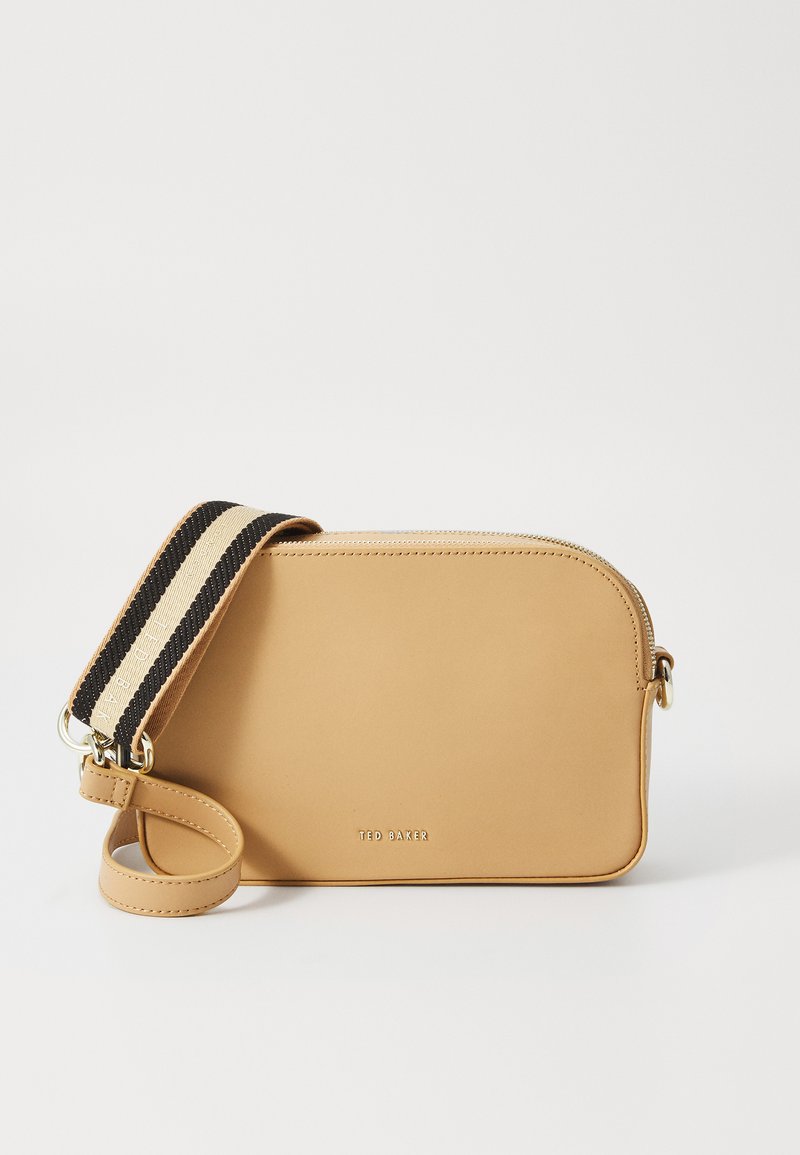 Borsa a tracolla in pelle color tan con forma arrotondata, dotata di una tracolla a strisce nere e crema e dettagli in metallo dorato. Logo impresso sul davanti.