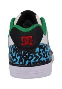 Černé, bílé a modré tenisky s designem ve stylu graffiti, zelenými akcenty a texturovanou patou. Mají červené prošívání loga. Gumová podrážka.