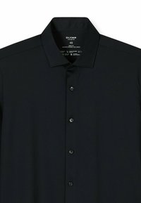 Schwarzes Hemd mit Knopfleiste aus flexiblem Jersey-Stoff. Verfügt über einen klassischen Kragen und sechs schwarze Knöpfe an der Vorderseite. Eng anliegende Passform.