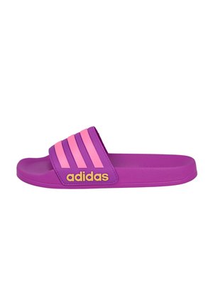 Sandalia de pala Adidas morada con rayas rosas y logo amarillo de Adidas en la correa, vista lateral sobre fondo blanco.