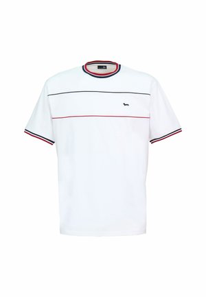 Hvid t-shirt med korte ærmer og rund halsudskæring, med sorte og røde vandrette striber samt et lille logo på venstre bryst.