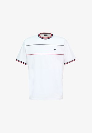 Biała koszulka z krótkim rękawem i okrągłym dekoltem, ozdobiona czarnymi i czerwonymi poziomymi paskami oraz małym logo na lewej piersi.