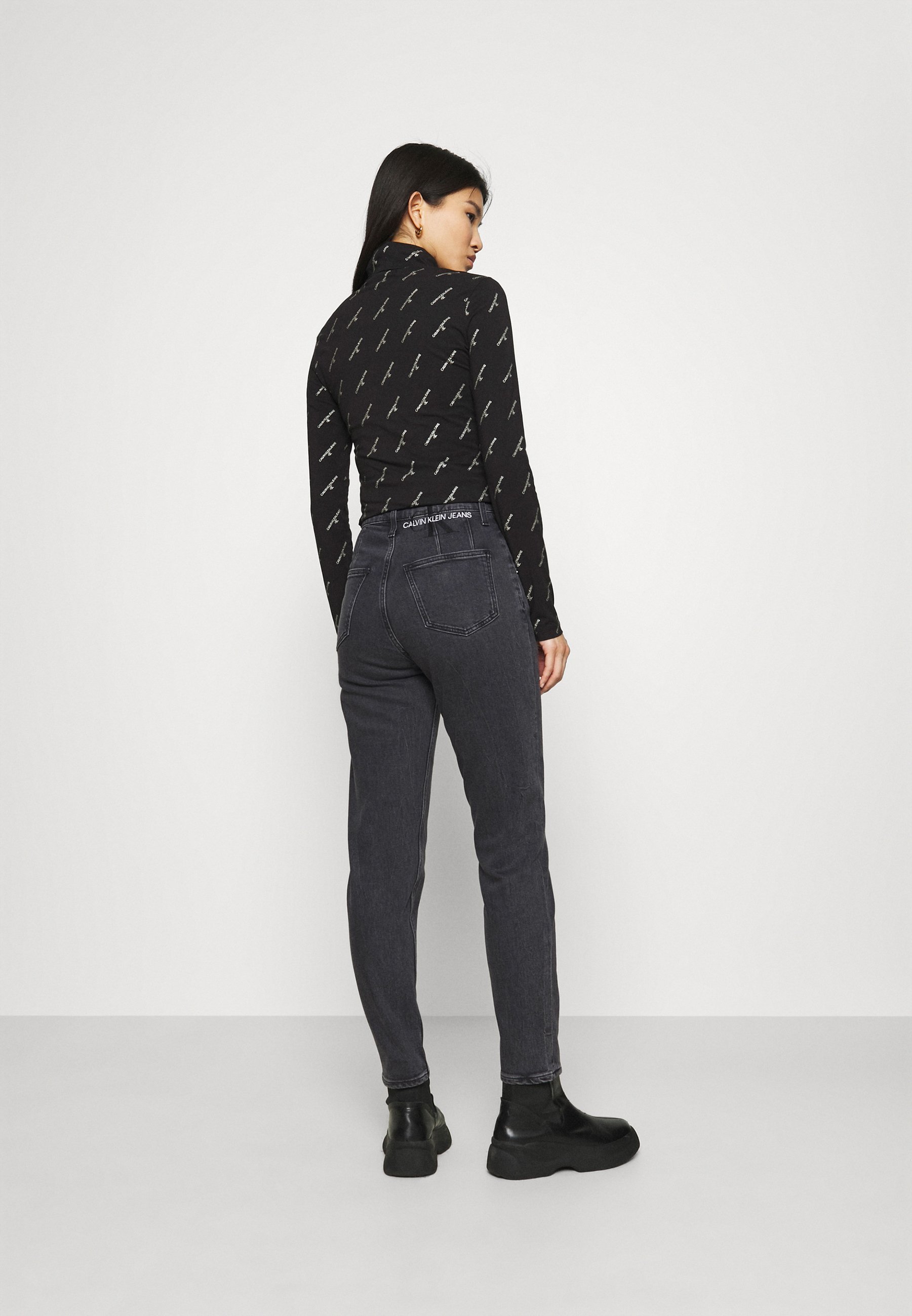 Calvin Klein Jeans MOM - Jeans Tapered Fit - denim black/Zwart  denim/blackdenim - Zalando.nl