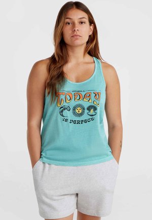 Hellblaues Tanktop mit einem Grafikdruck, auf dem "Heute ist perfekt" steht, mit Sonnen- und Wellenmotiven. Begleitet von grauen Shorts.