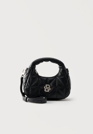 Czarna pikowana torebka z krótkim wyściełanym uchwytem, odpinanym paskiem na ramię i srebrnym logo „BB” z przodu.