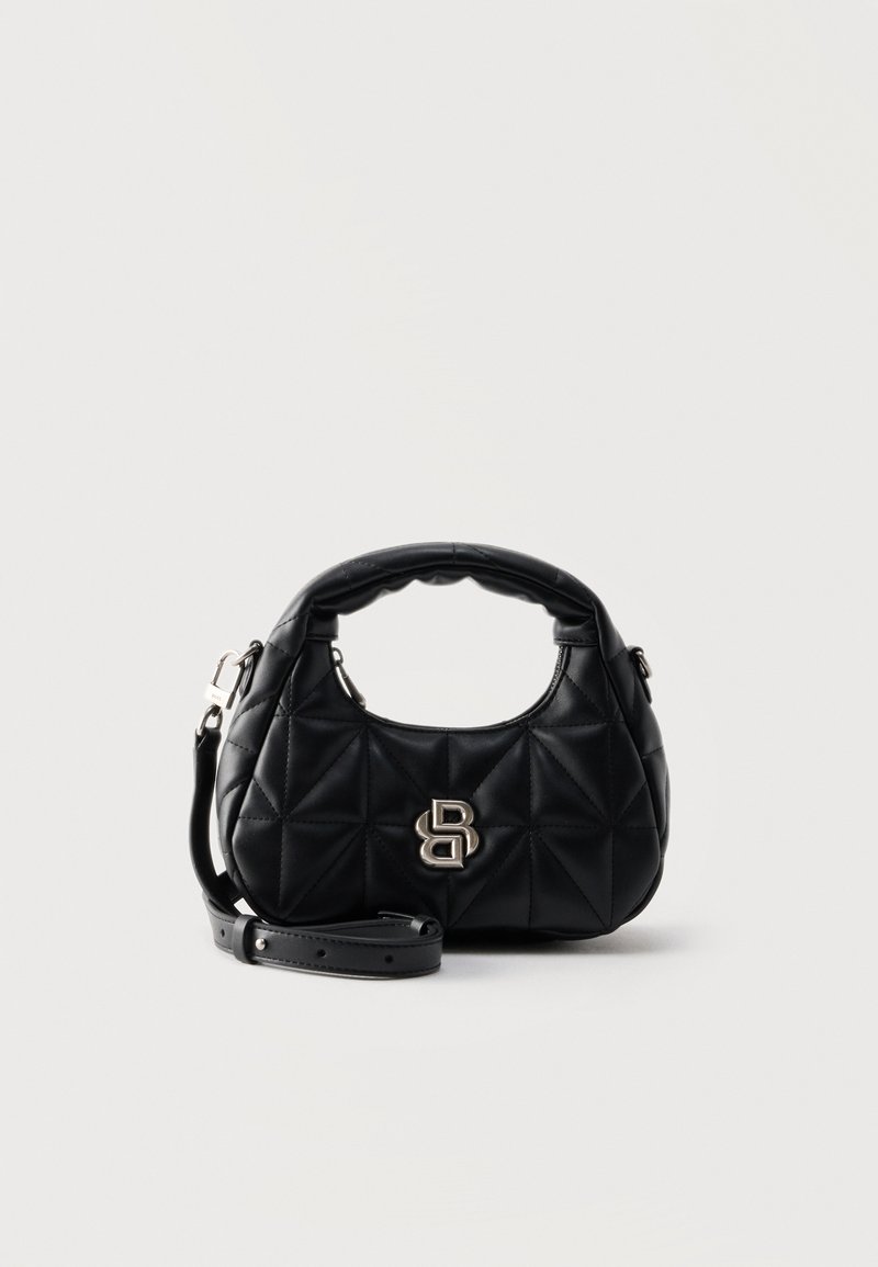 Μαύρη καπιτονέ τσάντα χειρός με κοντή επενδεδυμένη λαβή, αποσπώμενο ιμάντα ώμου και ασημένιο λογότυπο «BB» στο μπροστινό μέρος.