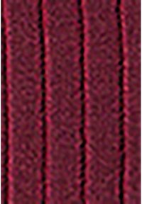 Teksturowana tkanina w głębokim burgundzie z pionowymi prążkami, prezentująca miękką, dotykową fakturę oraz jednolity wzór na całej powierzchni.