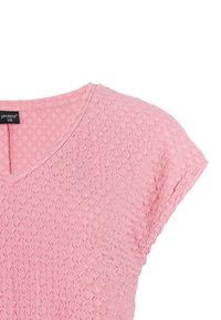 Roze gestructureerd T-shirt met korte mouwen, V-hals en een klein zwart label met de tekst "protest S36" op de kraag.