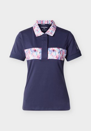 Tumši zils īsroku polo krekls ar daudzkrāsainu abstraktu rakstu apkaklī un joslā uz krūtīm, Calvin Klein Golf logotips uz apkakles un piedurknes.