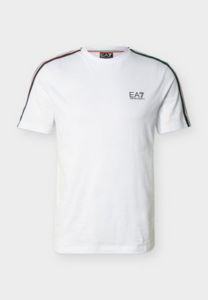 Camiseta blanca de manga corta con el logo EA7 Emporio Armani en el pecho izquierdo y franjas rojas, negras y verdes a lo largo de los hombros y las mangas.