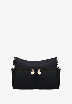 Bolso de hombro negro con tejido texturizado, dos bolsillos frontales con cremallera y acentos en dorado. Material suave con un diseño elegante y minimalista.