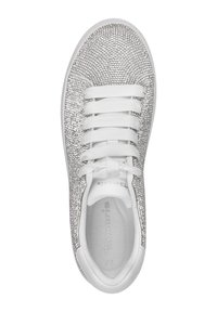 Sølvglitrende sneakers med teksturert overdel, hvite lisser og en polstret såle. Har en glatt hvit hæl og innerforing.
