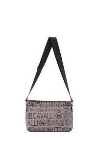 Borsa a spalla in materiale beige testurizzato con stampe nere del marchio, dotata di una tracolla nera regolabile e accessori in metallo dorato.