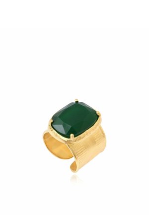 Large bague en or texturé avec une grande pierre précieuse carrée facettée de couleur vert foncé, sertie sur quatre griffes.
