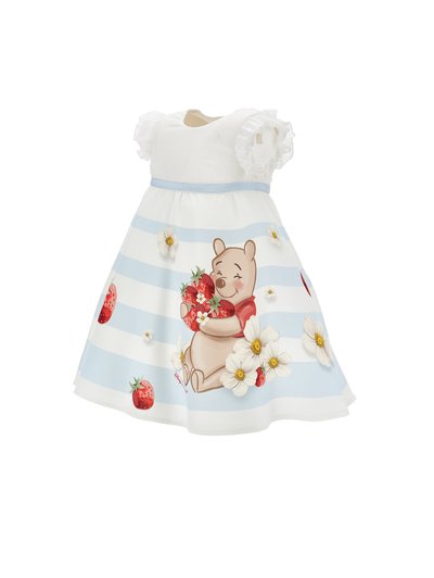 Λευκό φόρεμα μωρού με βολάν στα μανίκια, μπλε ρίγες και εκτύπωση ενός αρκούδου που κρατά φράουλες και είναι περιτριγυρισμένος από λουλούδια.