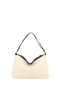Borsa a mano in faux leather crema con forma curvata, chiusura con zip nera e tracolla regolabile. Presenta una superficie liscia e un design minimalista.