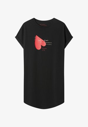 Czarny T-shirt z czerwonym sercem oraz białym i czerwonym napisem: "Zakochuj się coraz bardziej każdego dnia, wybierz radość."
