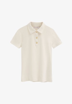 Kremowa koszulka polo z krótkim rękawem, klasycznym kołnierzykiem i trzema złotymi guzikami na plisie z przodu.