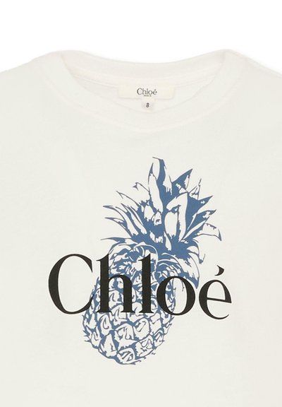 Biała bawełniana koszulka z niebieską grafiką ananasa i czarnym napisem „Chloé”. Projekt z klasycznym okrągłym dekoltem.